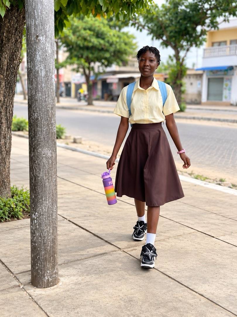 Élève sur le chemin de l'école